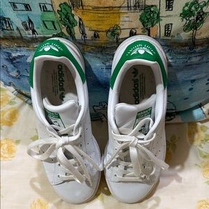 adidas women White Sneakers with Green Heel Tab size 6US UK 41/2